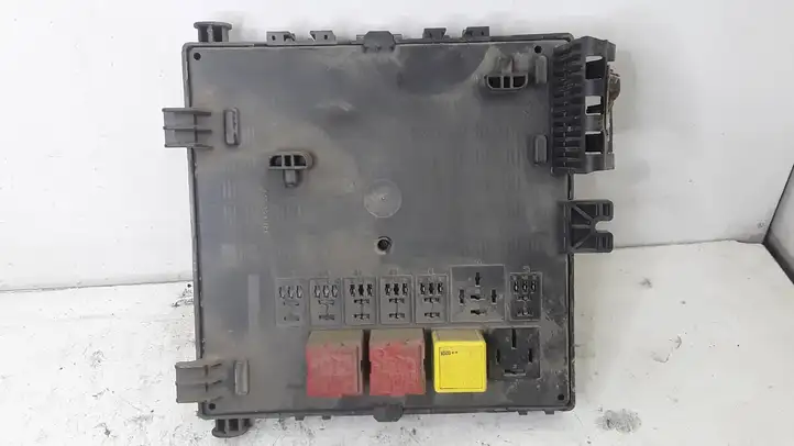 Opel Vectra (2002 - 2005)  13125487 Ящик предохранителей (комплект)