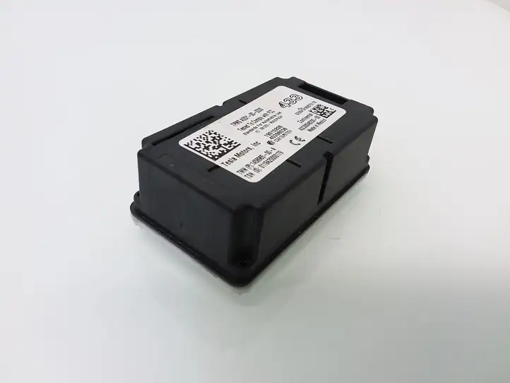 Tesla Model 3 (2017 - 2023)  145896500A Блок управления давления в шинах