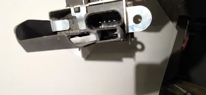 Volkswagen Tiguan (2011 - 2016) Замок крышки багажника — фото 3