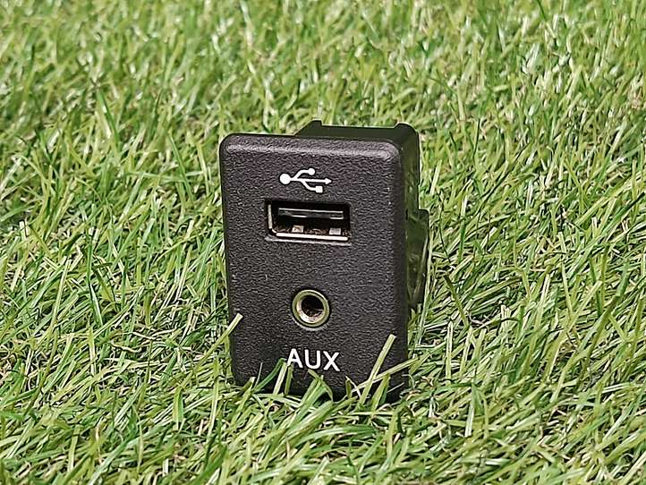 Nissan Rogue (2013 - 2016)  795405004 Разъем AUX