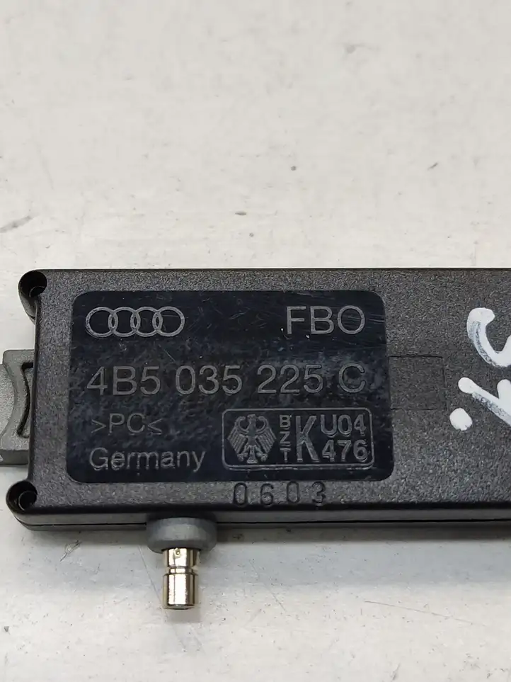 Audi A6 S6 C5 4B (2001 - 2004) 4B5035225C Усилитель антенны — фото 3