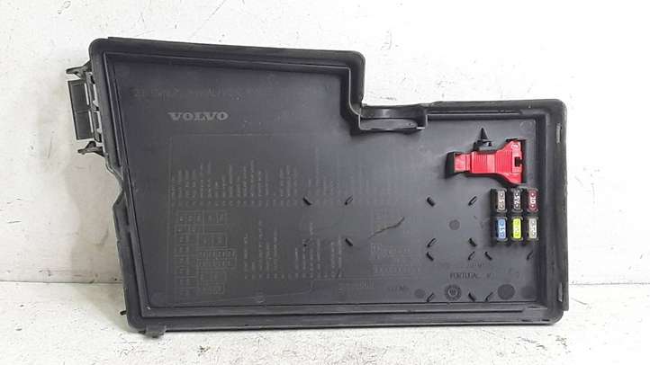 Volvo V50 (2004 - 2008)  30728013 Крышка ящика предохранителей