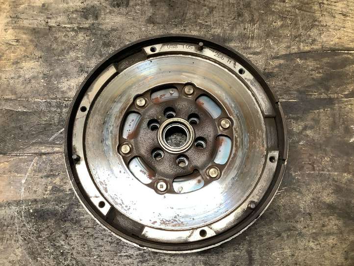 Volkswagen PASSAT B5.5 (2001 - 2005)  058105266H Маховик