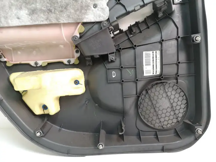 Toyota Prius (XW30) (2009 - 2015) 74815X1B02 Обшивка задней двери — фото 9