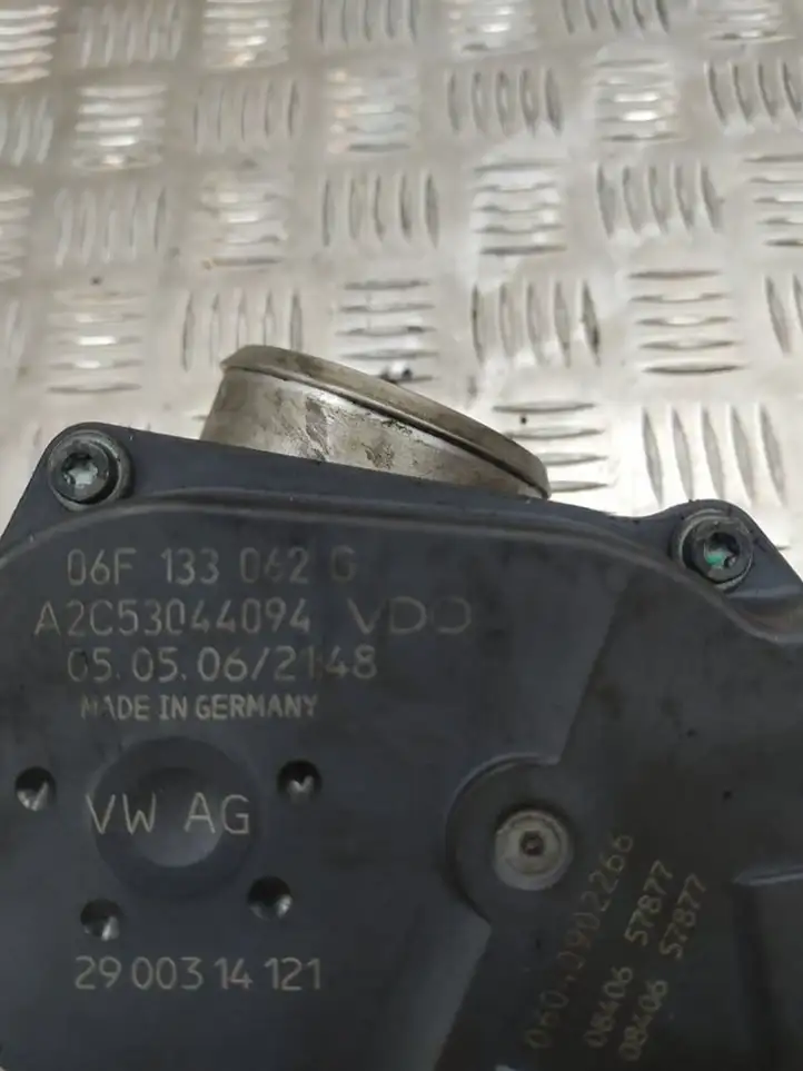 Audi A4 S4 B7 8E 8H (2004 - 2009) 06F133062G Дроссельная заслонка — фото 2