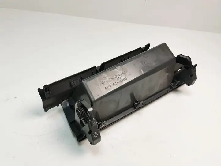 Toyota Prius (XW30) (2009 - 2015) 5545247040 Вещевой ящик — фото 4