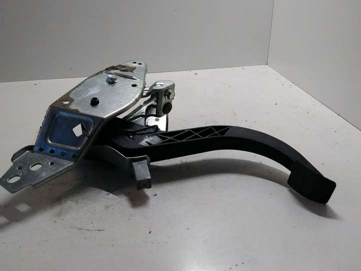 Opel Astra (2004 - 2009)  9010883 Педаль сцепления