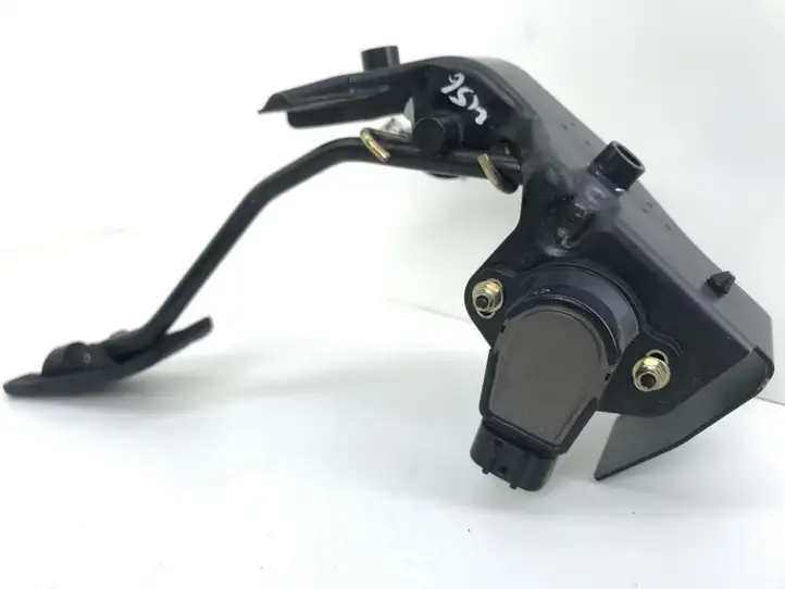 Toyota Corolla Verso AR10 (2004 - 2009) 8928152021 Педаль акселератора — фото 2