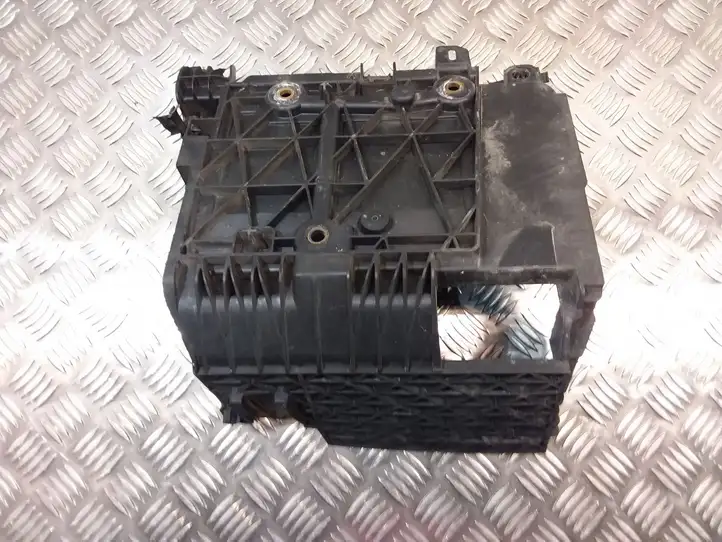 Renault Scenic II - Grand scenic II (2003 - 2006) 8200467409 Площадка аккумулятора — фото 2
