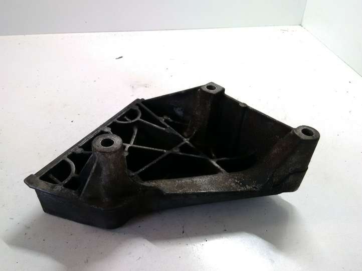Skoda Octavia Mk2 (1Z) (2004 - 2013)  03L199207A Кронштейн