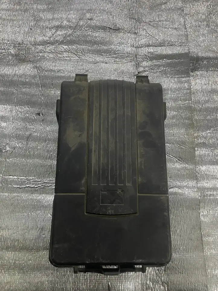 Volkswagen PASSAT B6 (2005 - 2010) 1K0915443A Крышка ящика аккумулятора — фото 1