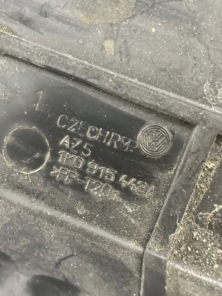 Volkswagen PASSAT B6 (2005 - 2010) 1K0915443A Крышка ящика аккумулятора — фото 2
