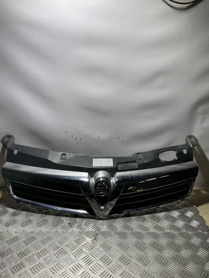 Opel Astra H (2004 - 2009) 13225788 Передняя решетка — фото 1