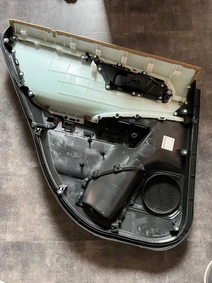Toyota RAV 4 (XA50) (2018 - ) 67787X1B14 Обшивка задней двери — фото 2