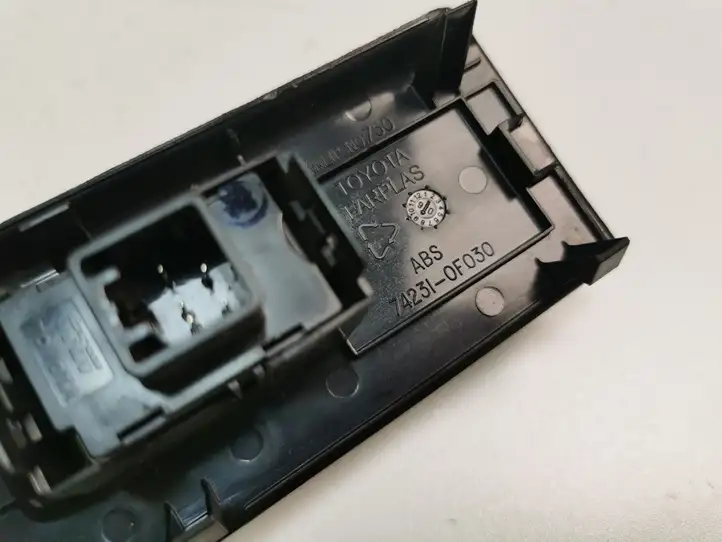 Toyota Corolla Verso AR10 (2004 - 2009) 742310F030 Блок кнопок стеклоподъемников — фото 4