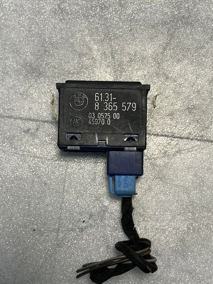 BMW 3 E46 (1998 - 2005) 8365579 Кнопка закрытия крышки багажника — фото 2