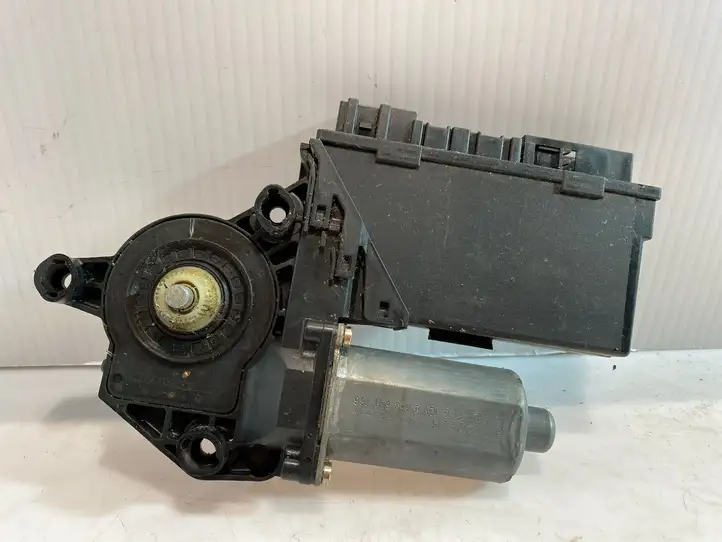 Audi A4 S4 B6 8E 8H (2000 - 2006) 0130821766 Стеклоподъемник задней двери — фото 1