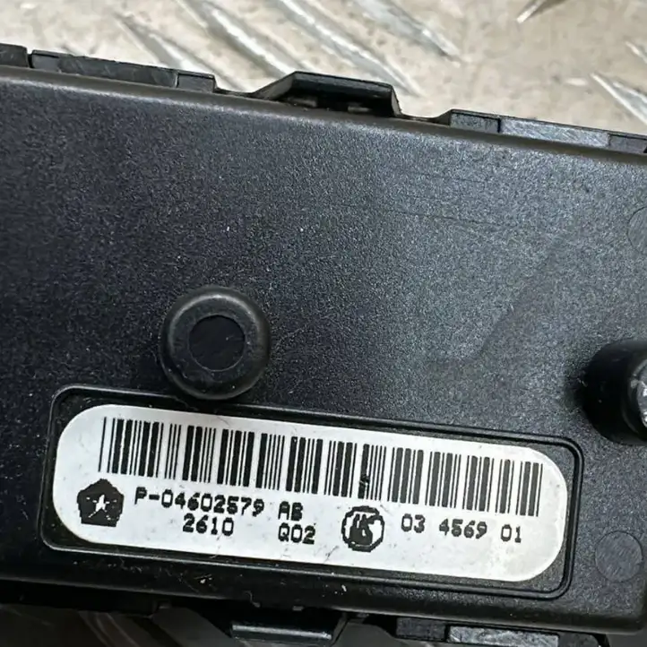Chrysler Grand Voyager V (2010 - 2016) P04602579AB Кнопка открытия боковых дверей — фото 4