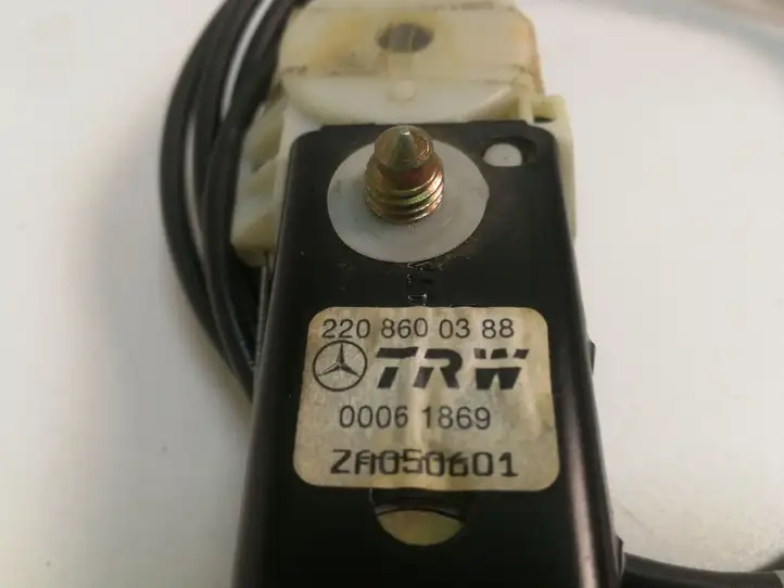 Mercedes-Benz S W220 (1998 - 2006) A2208600388 Электродвигатель регулировки ремня безопасности — фото 3