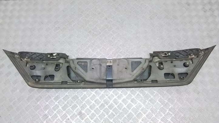 BMW 7 E65 E66 (2001 - 2008)  8223241 Обшивка крышки багажника