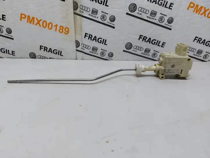 Volkswagen PASSAT B6 (2005 - 2010) 3C0810733 Замок крышки топливного бака — фото 1
