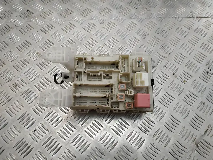 Toyota Auris 150 (2006 - 2012) 8273002120A Блок предохранителей — фото 2