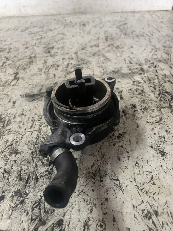 BMW 1 E81 E87 (2004 - 2011) 7791232 Вакуумный насос — фото 3