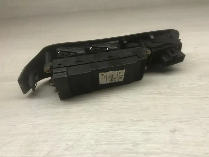 Subaru Legacy (1999 - 2003) 83071AE021 Кнопка стеклоподъемников — фото 2