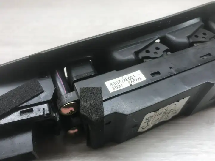 Subaru Legacy (1999 - 2003) 83071AE021 Кнопка стеклоподъемников — фото 3