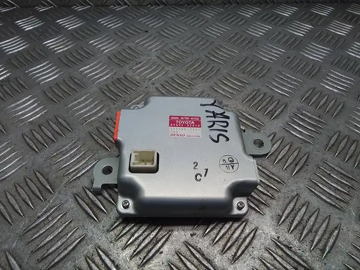 Toyota Yaris (2012 - 2014) 8989252010 Блок управления аккумулятором — фото 1