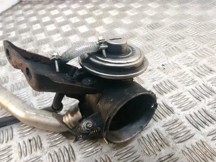 Mercedes-Benz C W203 (2000 - 2007) A611090075A Клапан EGR — фото 2
