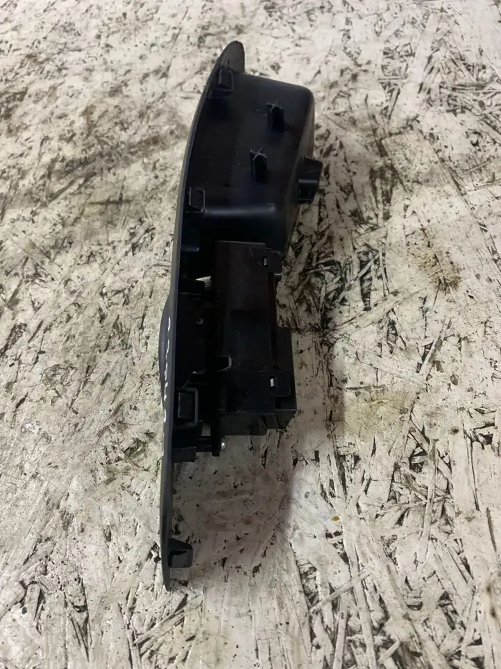 Mitsubishi Outlander (2007 - 2012) 8608a183 Кнопка стеклоподъемников — фото 1