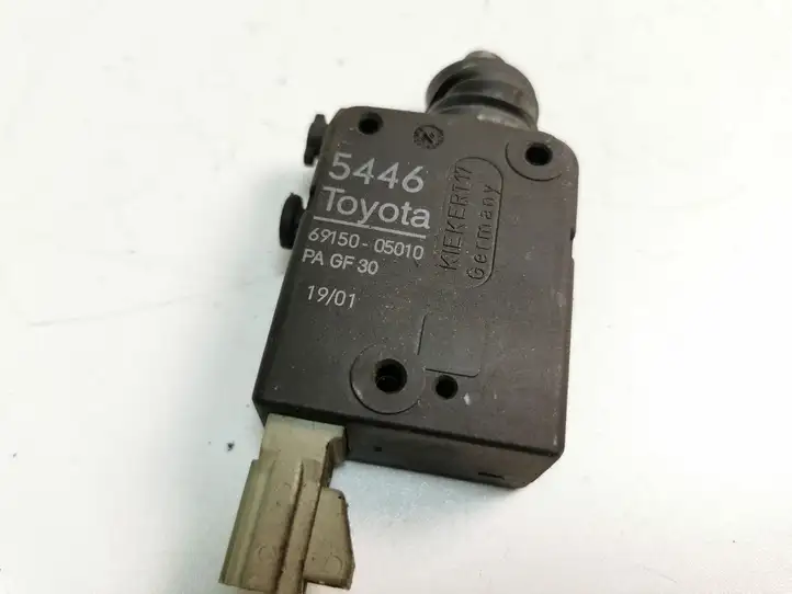 Toyota Avensis T220 (2000 - 2003) 6915005010 Актуатор замка задней двери — фото 2