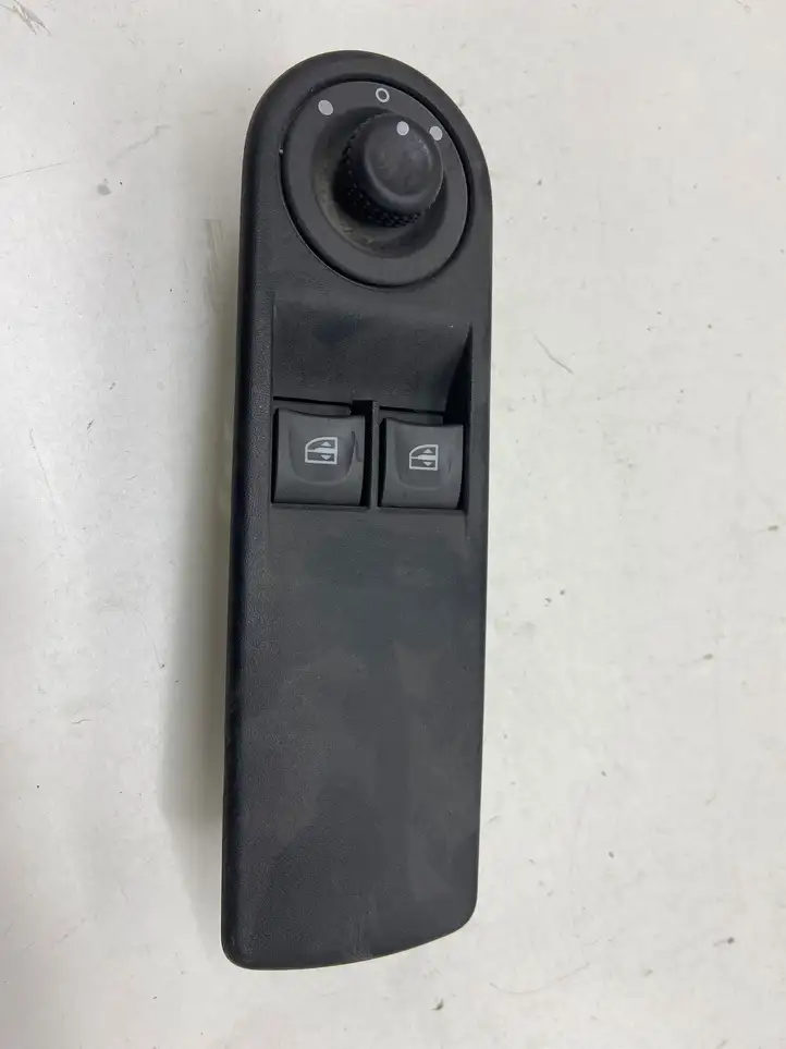 Renault Clio IV (2012 - 2019) 809611667R Кнопка стеклоподъемников — фото 1