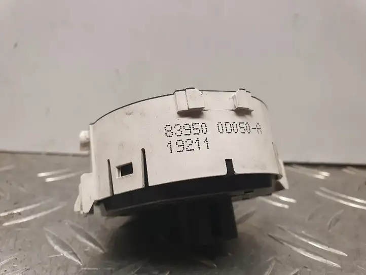 Toyota Yaris (2009 - 2012) 839500D050A Включатель аварийных фонарей — фото 2