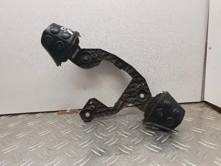Mercedes-Benz C W203 (2000 - 2007) A1698207310 Кнопки на рулевом колесе — фото 1