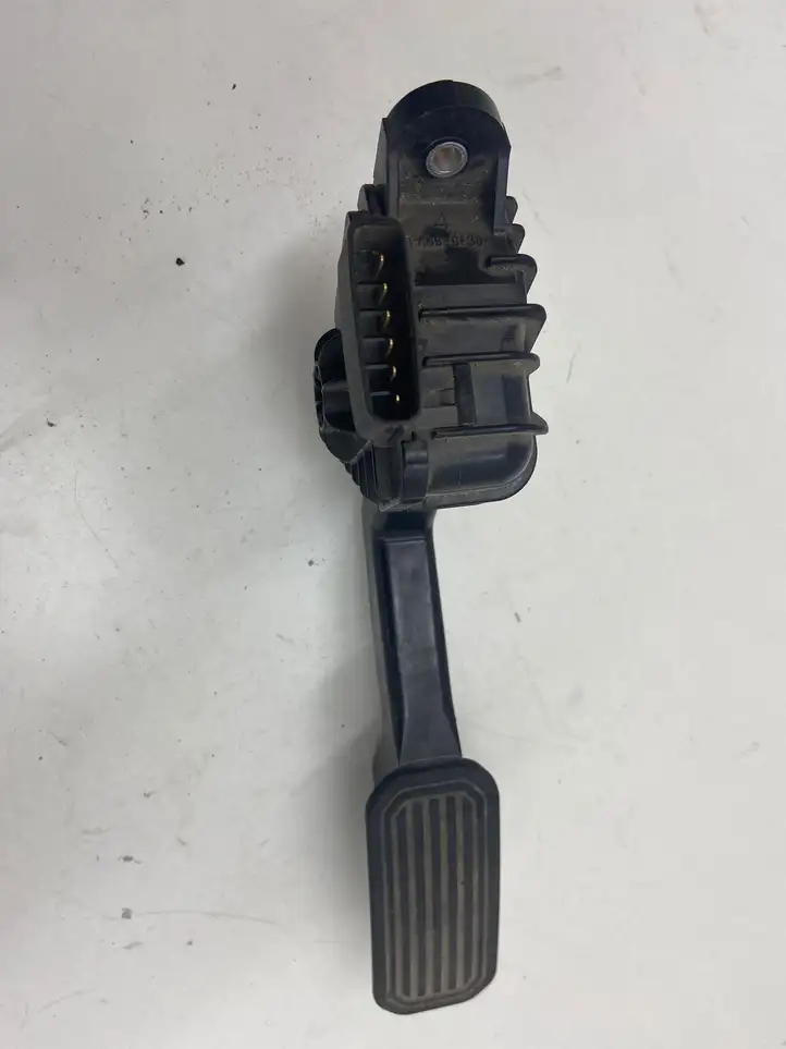 Toyota Land Cruiser (J120) (2002 - 2009) 7812060350 Педаль акселератора — фото 3