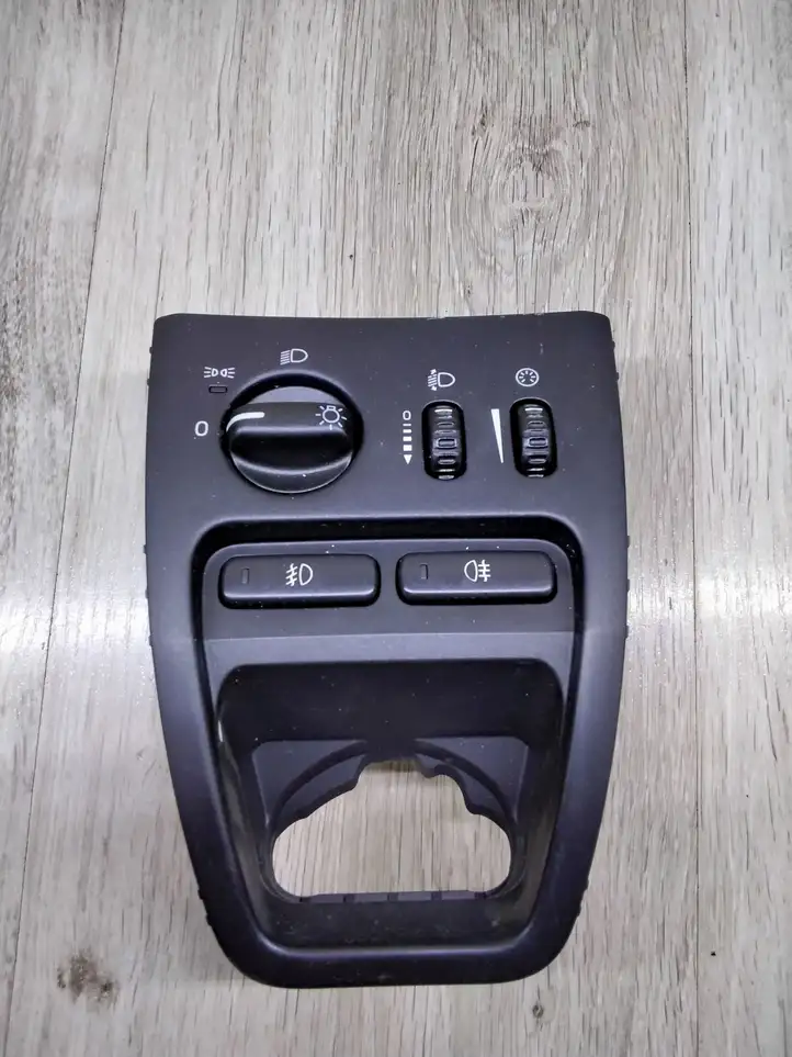 Volvo XC90 (2006 - 2014) 30739304 Включатель фонарей — фото 1