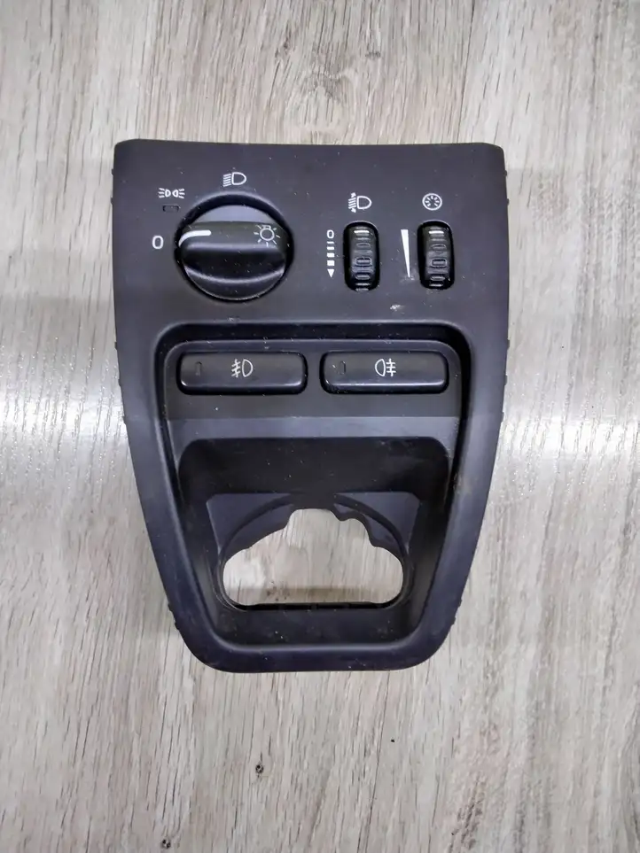 Volvo XC90 (2006 - 2014) 30739304 Включатель фонарей — фото 1