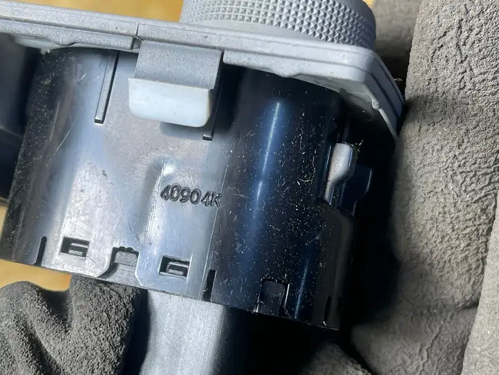 Kia Sorento (2006 - 2009) Y08C Включатель блокировки дифференциалов — фото 2