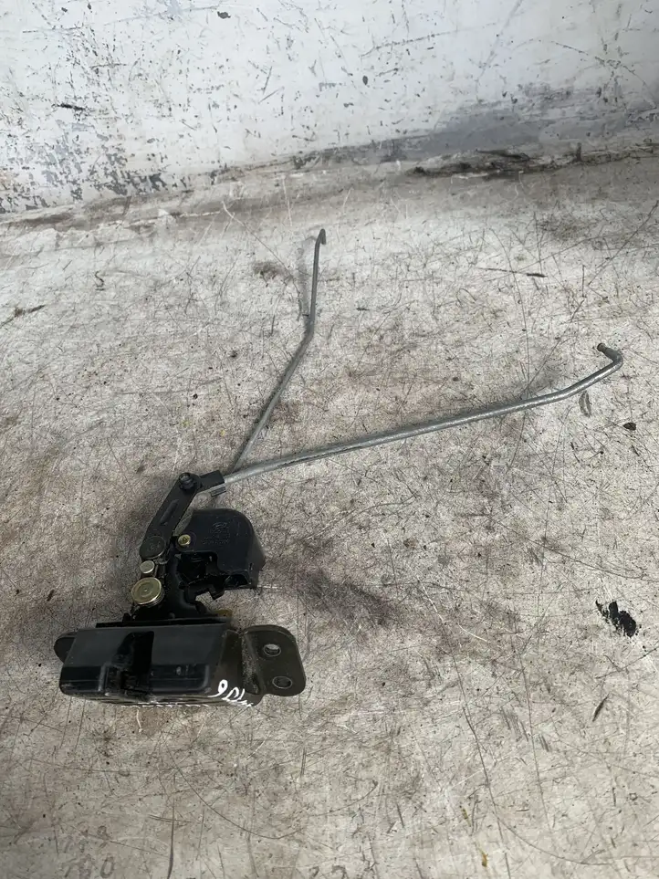 Hyundai Santa Fe (2005 - 2009) 812302B000 Замок крышки багажника — фото 1
