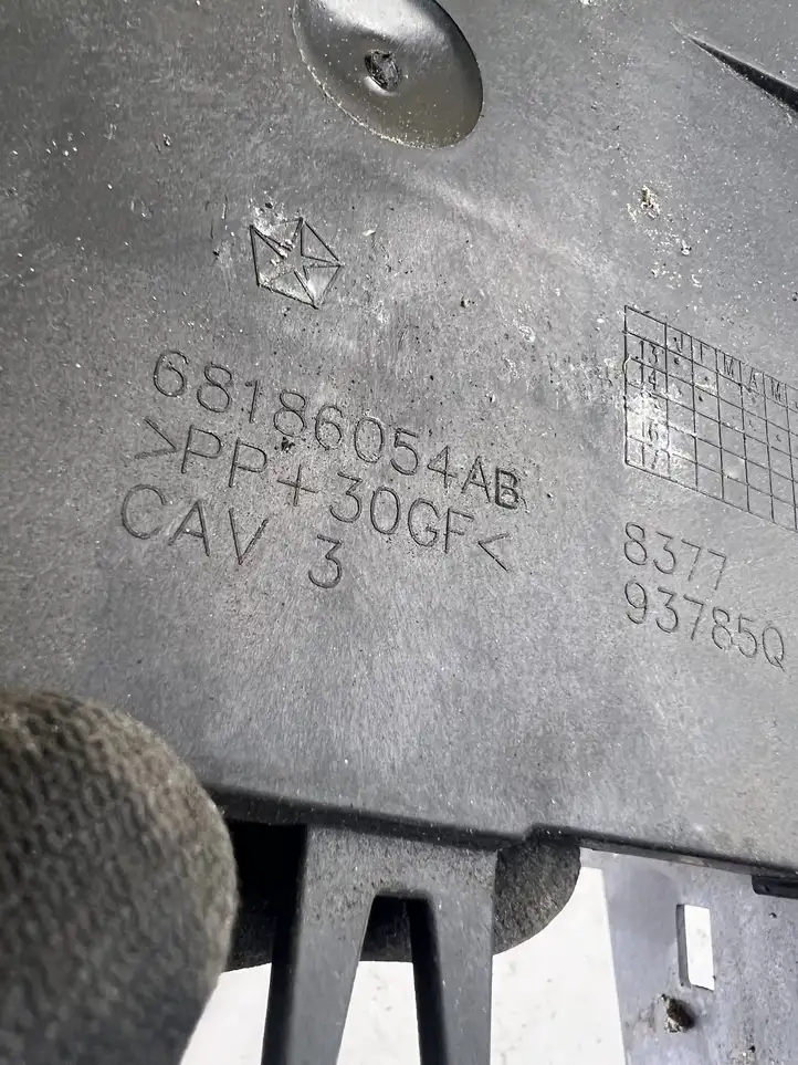 Jeep Cherokee (2013 - 2017) 68186054AB Кронштейн ЭБУ двигателя — фото 2