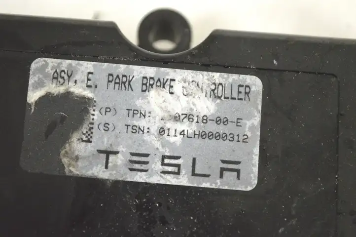 Tesla Model S (2012 - 2016) 100761800E Блок управления стояночным тормозом (EPB) — фото 4