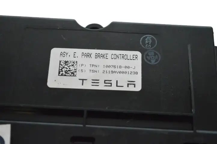 Tesla Model X (2015 - 2021) 100761800J Блок управления стояночным тормозом (EPB) — фото 4
