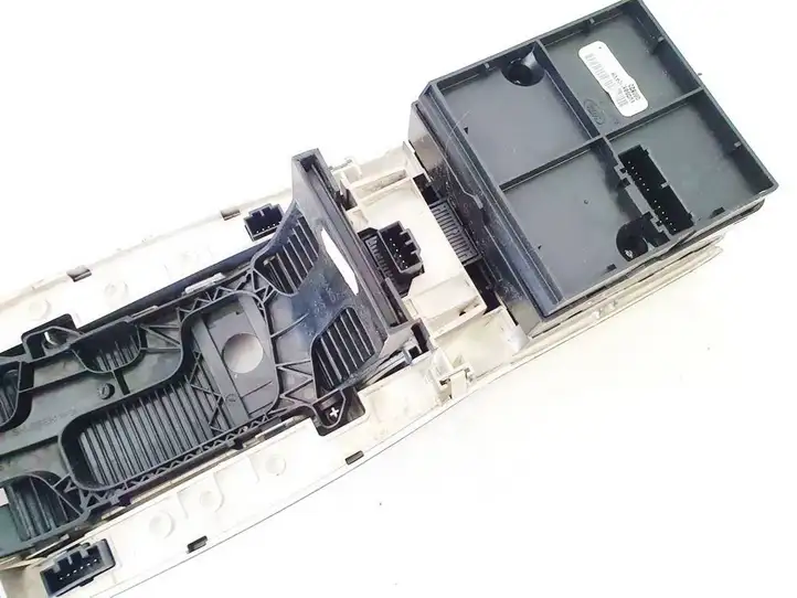 Land Rover Range Rover Sport L320 (2005 - 2009) yud501710wvh Кнопка ручного тормоза — фото 2