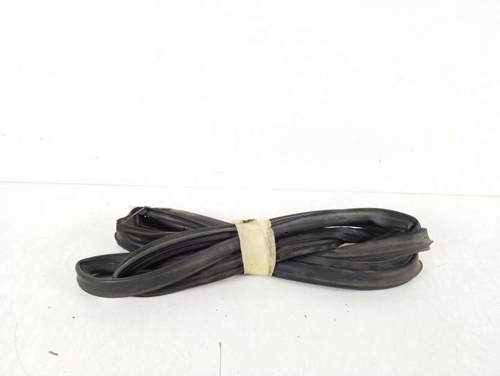 Toyota Corolla E120 E130 (2000 - 2004)  67871-02070 Уплотнительная резина на задних дверях