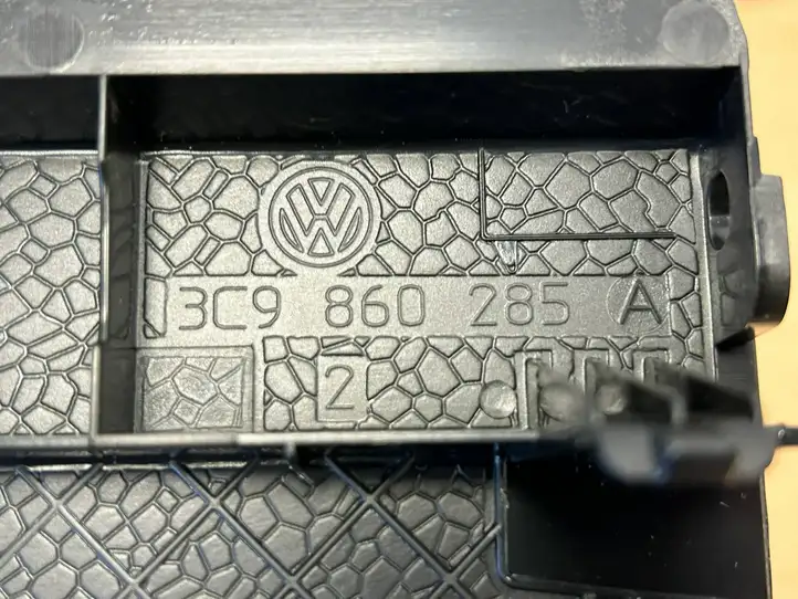 Volkswagen PASSAT B7 (2011 - 2014) 3C9860285A Держатель аварийного знака — фото 4