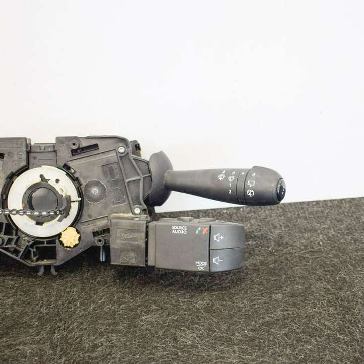 Dacia Sandero (2012 - 2016)  681727472R Комплект ручек