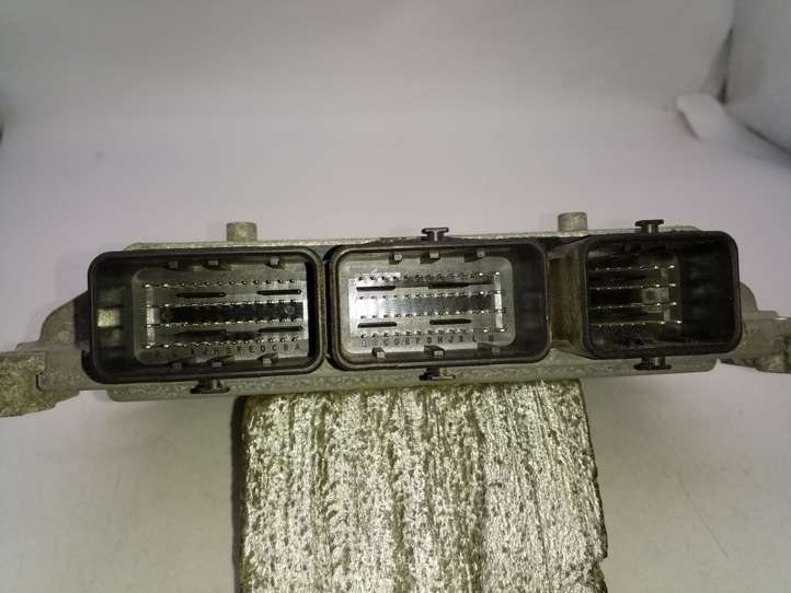 Ford Fiesta (2013 - 2017)  E2BA12A650UB Блок управления двигателем ECU