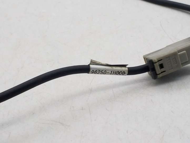 Kia Ceed (2006 - 2010)  962501H000 Антенна (антенна GPS)